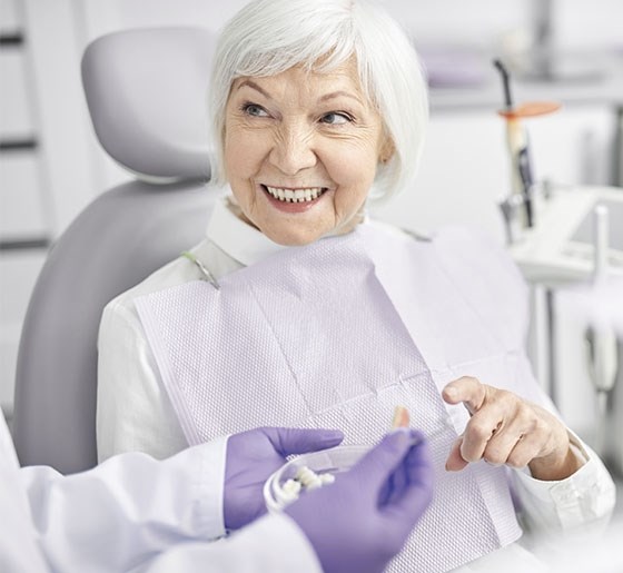 Tandlæge hjælper ældre patient